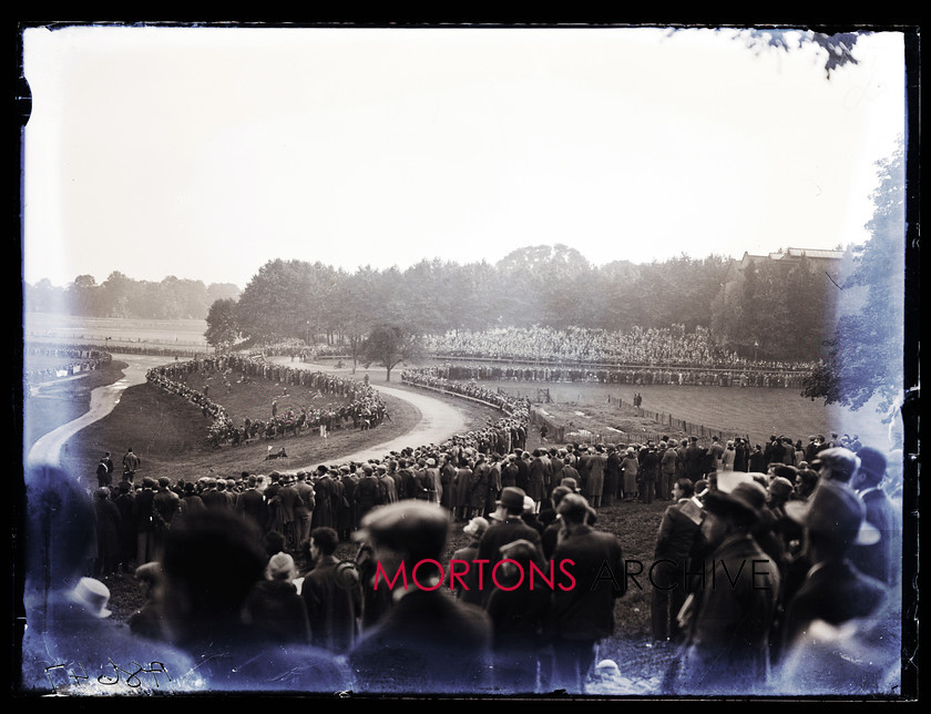 062 SFTP 004 
 Crystal Palace road races, September 1927 - Crowd od around 17,000 gathered to see the action, lining the track. 
 Keywords: 1927, Crystal Palace, Glass plate, Mortons Archive, Mortons Media Group, Straight from the plate