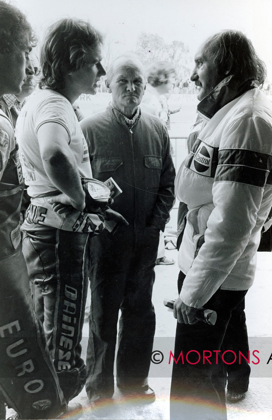 Hailwood and Sheene 0002 
 Donington Park Internation Meeting July 1979 Barry Sheene giving Mike Hailwood some sympathy with Frank Sheene looking on 
 Keywords: Barry Sheene, Mike Hailwood, Mortons Archive, Mortons Media Group Ltd