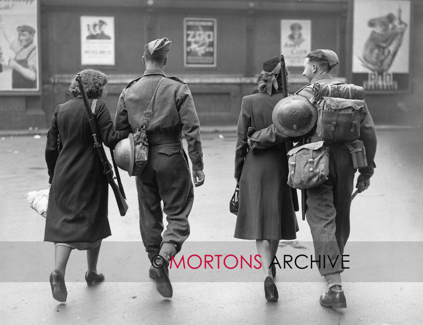 RMA16233-London-Terminus-GilrsRifles-&-Sweethearts-Send-Off-June-1940 
 London Station - Girls / Rifles & Sweethearts - Send Off - June 1940 (Hulton Pic Lib) RM 9/89 
 Keywords: London Terminus Station, Gils & Rifles, Sweethearts, Send Off War, World War 2, Hulton Pic Lib