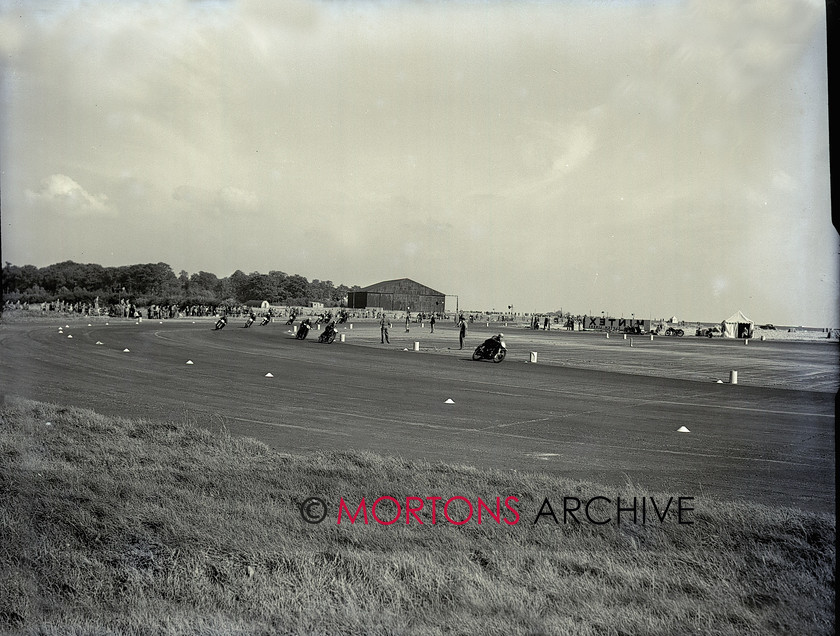 hutchinson 15470-18 
 More quarter-litre action 
 Keywords: 1953, Hutchinson 100, May 11, Mortons Archive, Mortons Media Group, Silverstone, Straight from the plate, The Classic MotorCycle