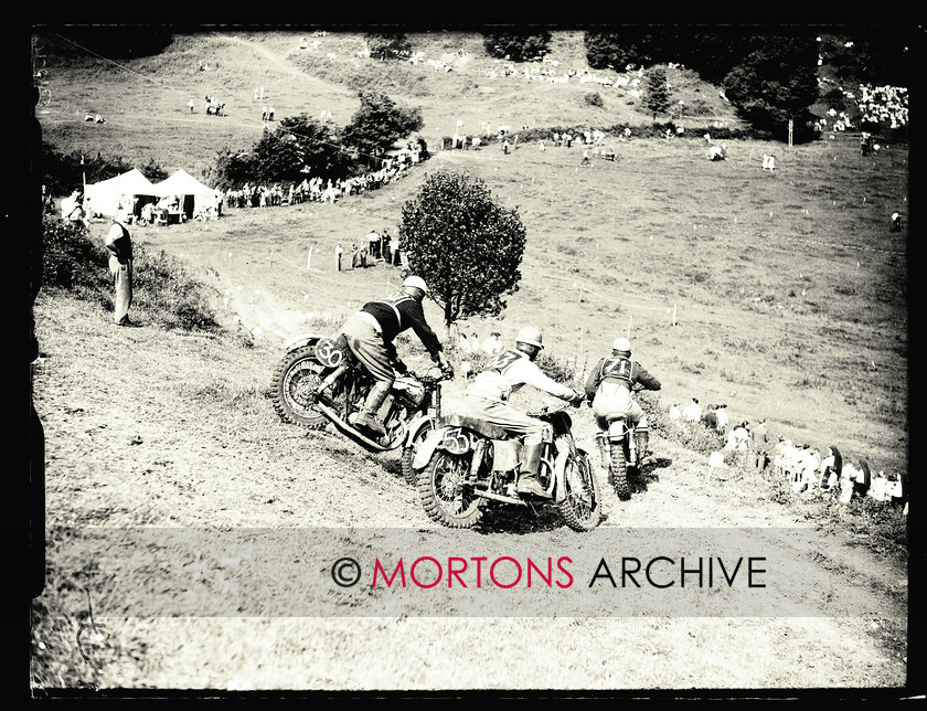 053 SFTP 01 
 Cotswold Scramble, June 1953 - Bunched up Juniors. R G Bradley (71,AJS) leads L C Bastian (53, BSA) runs wide os Jim Alves (Triumph) hugs the inside line. 
 Keywords: 2014, Glass plates, June, Mortons Archive, Mortons Media Group Ltd, Scrambling, Straight from the plate, The Classic MotorCycle