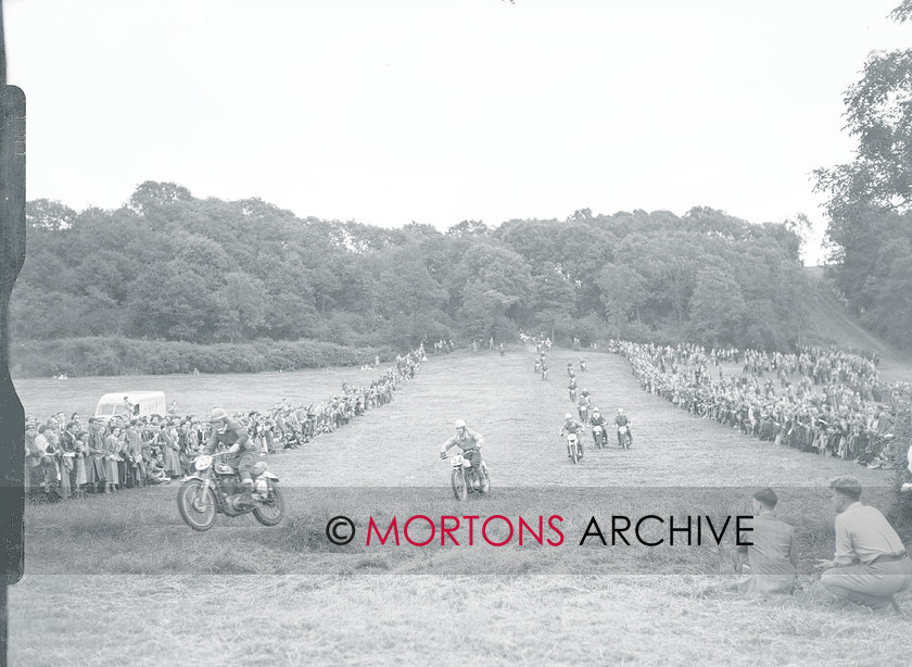 Straight FTP 03 
 Curtis leads the field, while the large crowd looks on. 
 Keywords: 1954 Experts Grand Natinal Scramble, Action, Dec 10, Mortons Archive, Mortons Media Group, Straight from the plate, The Classic MotorCycle