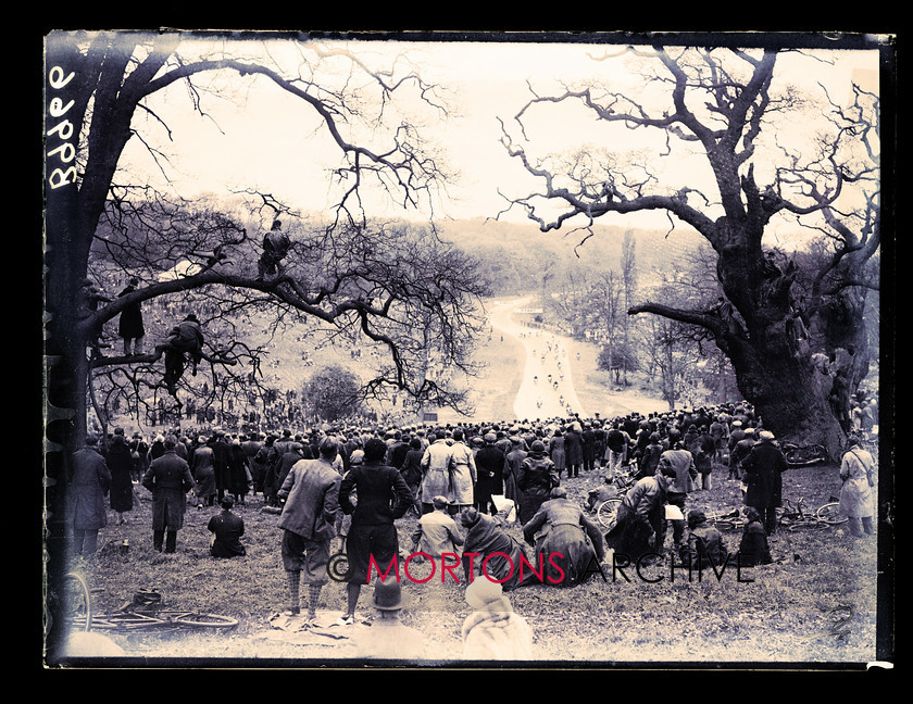 062 SFTP 1 
 Straight from the plate - Easter meeting Donington 1933 - Massed start of the 500cc race.There was a huge crows in attendence taking up 'usual' positions . . . 
 Keywords: 1933, Donington Park, Glass plate, Mortons Archive, Mortons Media Group, Straight from the plate