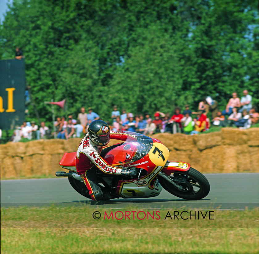 Barry Sheene Mallory 13-6-1976 500cc Suzuki 
 Barry Sheene on a 500 Suzuki at Mallory Park 13th June 1976 
 Keywords: Barry Sheene, June, Mallory Park, Nick Nicholls