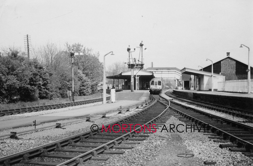 RMA11024 BR DMU Bourne End 30th April 1971 
 BR Park Royal DMU at Bourne End on 30th April 1971 
 Keywords: Bourne End Station, BR, DMU, Mortons Archive, Mortons Media Group Ltd, Passenger, R Barton, Railway Magazine Archive