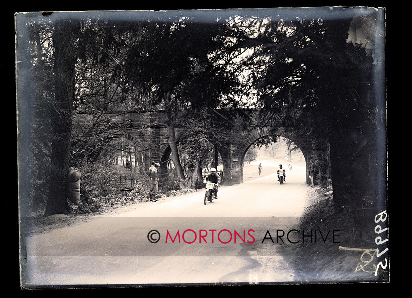 062 SFTP 8 
 Straight from the plate - Easter meeting Donington 1933 - Norman Croft, on his 350cc Rudge, leads the way. 
 Keywords: 1933, Donington Park, Glass plate, Mortons Archive, Mortons Media Group, Straight from the plate