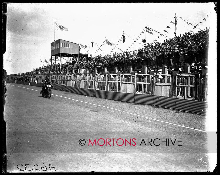 A6232 
 TT Junior/Lightweight 1926. 
 Keywords: 1926, a6232, glass plate, isle of mann, junior, lightweight, Mortons Archive, Mortons Media Group Ltd, Straight from the plate, the classic motorcycle