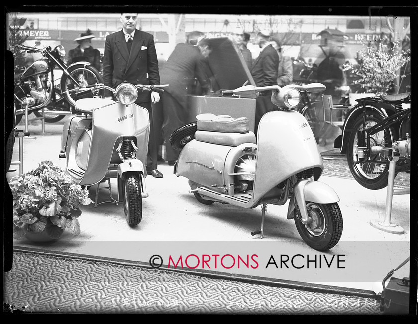 14054-27 
 1951 Dutch Motorcycle Show. Weird and wonderful German-made Walba scooters. 
 Keywords: 14054-27, 1951, dutch, dutch motorcycle show, glass plate, motorcycle show, November 09, show, Straight from the plate, The Classic Motorcycle