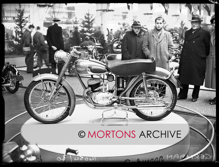 14054-30 
 1951 Dutch Motorcycle Show. Dutch-built Germaan, with 125cc Ilo engine. 
 Keywords: 14054-30, 1951, dutch, dutch motorcycle show, glass plate, motorcycle show, November 09, show, Straight from the plate, The Classic Motorcycle