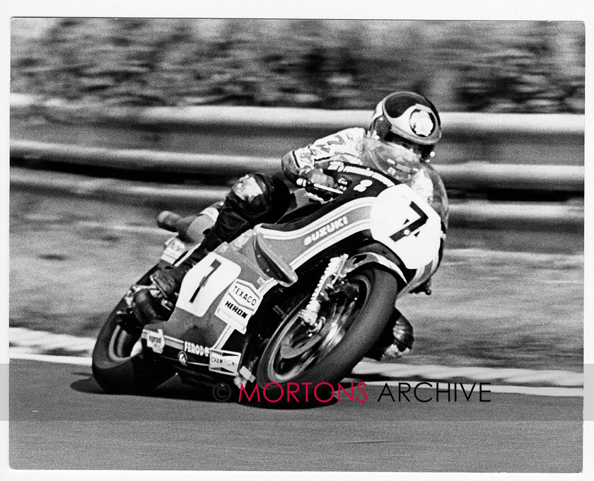 B 017 
 Cockney Rebel - Barry Sheene - Test of bravery through the Devil's Elbow, Mallory Park, 1978. 
 Keywords: 2012, Barry Sheene, Bookazine, Classic British Legends, Mortons Archive, Mortons Media Group