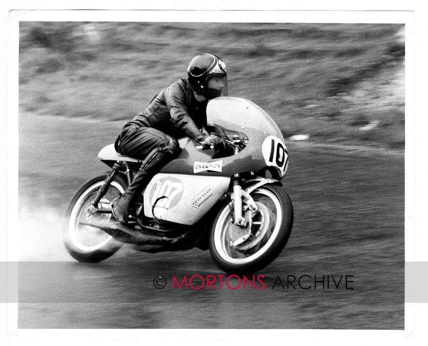 B 005 
 Cockney Rebel - Barry Sheene - On the Yamaha-powered Bultaco, Cadwell, 1970. 
 Keywords: 2012, Barry Sheene, Bookazine, Classic British Legends, Mortons Archive, Mortons Media Group