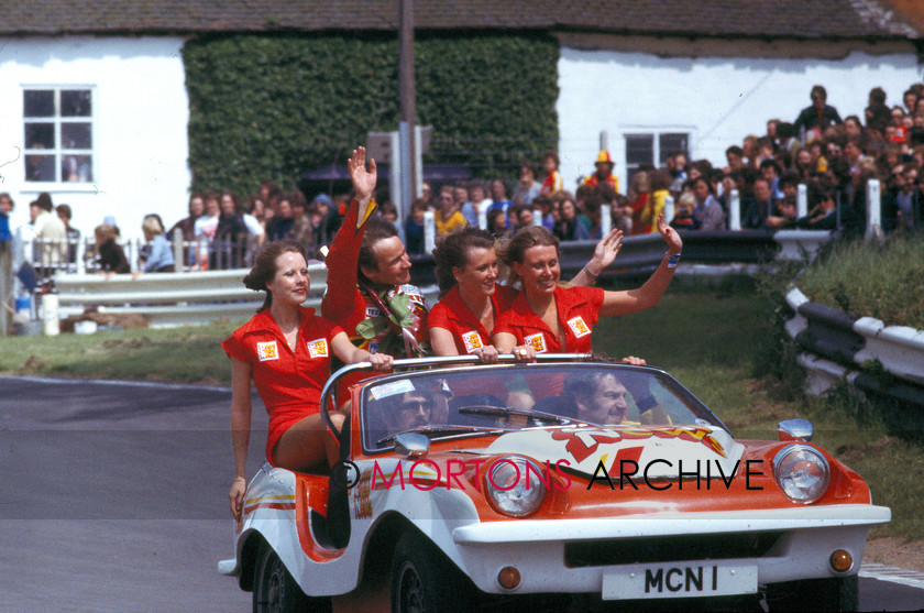 0009 
 Post TT Mallory Park, 11.06.1978 - Barry Sheene doing a winners lap after winning the Superbike 
 Keywords: 1978, June, Mallory Park, Mortons Archive, Mortons Media Group Ltd, Nick Nicholls, Post TT